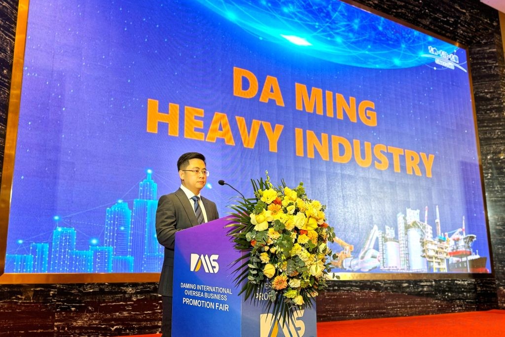 General Manager of Energy Equipment of Daming Heavy Industry Group, Mr Wang Xi, presenting Yangtze River Manufacturing Base