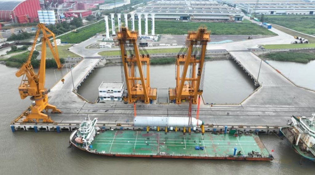 The Large Pressure Vessel Is Lifted The Large Pressure Vessel Is Lifted
