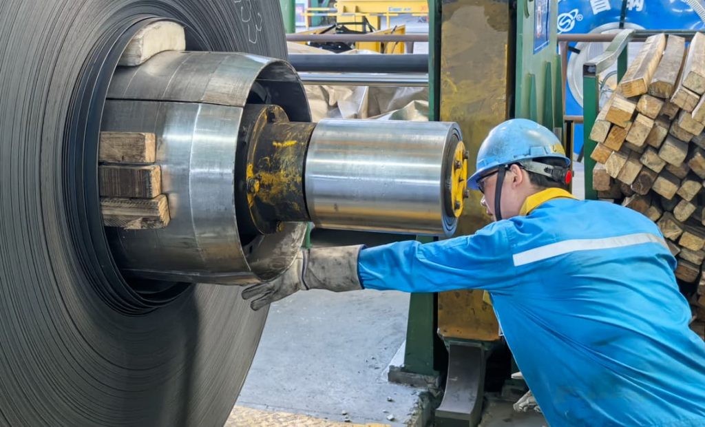 Zhu Qiang Checking on Slitting Precision