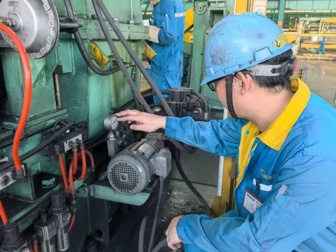 Zhu Qiang Checking on Slitting Production Line