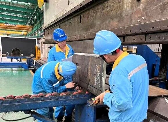 Qin Lv Checking the Bending Machine Qin Lv Checking the Bending Machine