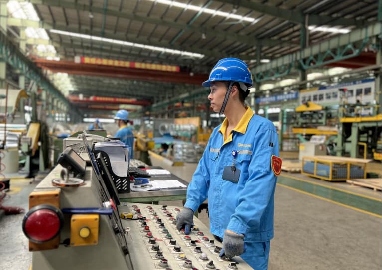 Slitting Team Leader Xu Jing