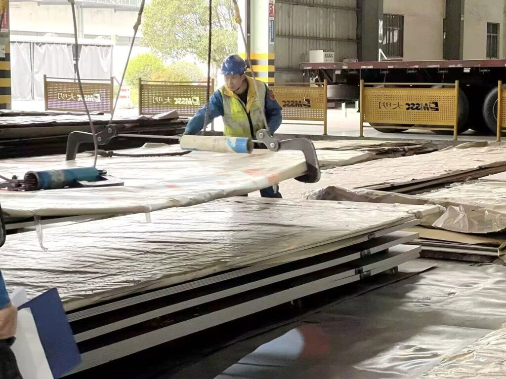 Deng Working in Daming Steel Warehouse