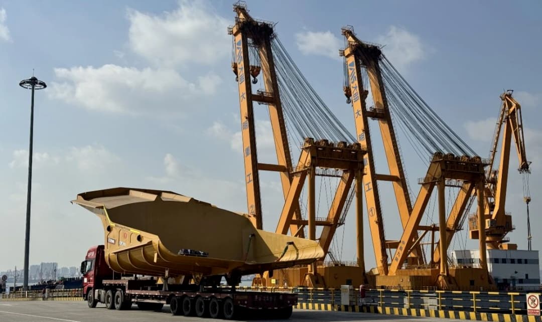 Mining Dump Truck Ready for Shipment in Daming Yangtze River Terminal