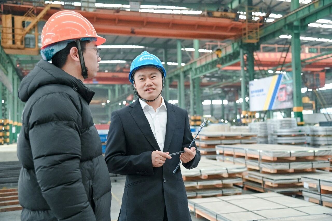 Customer Touring Daming Workshop with Zheng Qiang