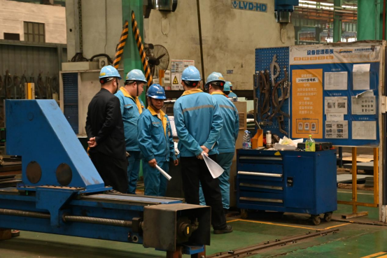 Team Members Communicate Thoroughly for Smooth Productuion 1