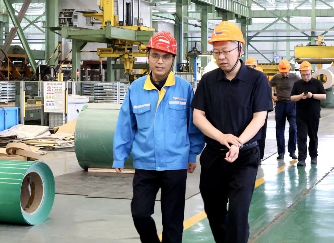 Besöker produktionsverkstaden