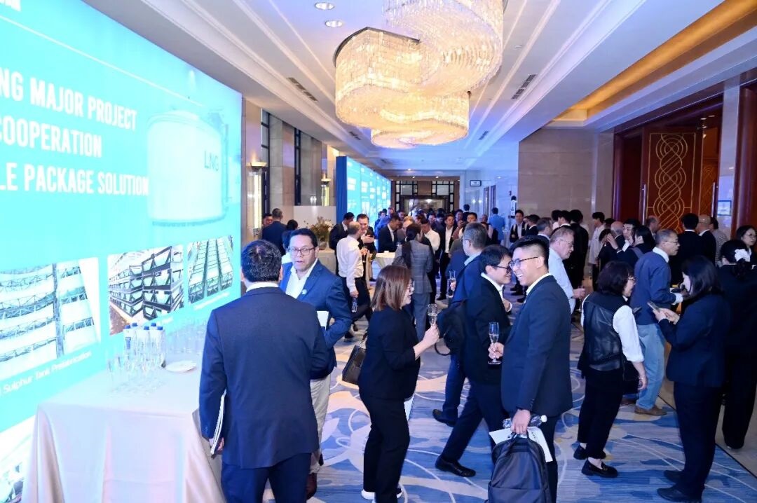 Guests exchange ideas and discuss opportunities for future collaboration Guests exchange ideas and discuss opportunities for future collaboration