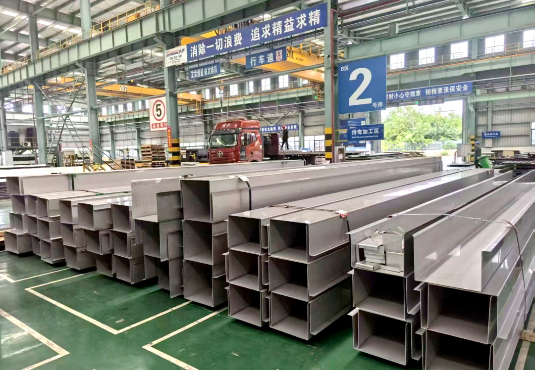 Stainless steel roof gutters fabricated by Hubei Daming 1