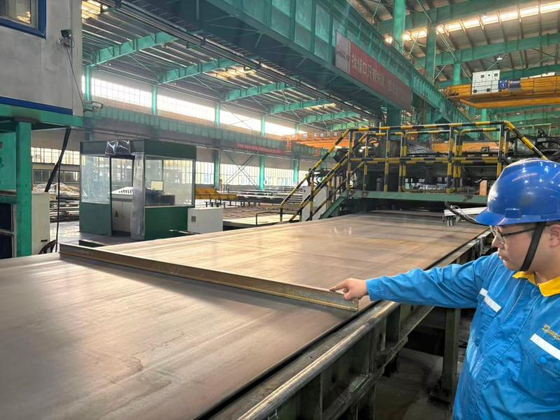 Technical personnel inspect sheet flatness and surface quality during production Technical personnel inspect sheet flatness and surface quality during production